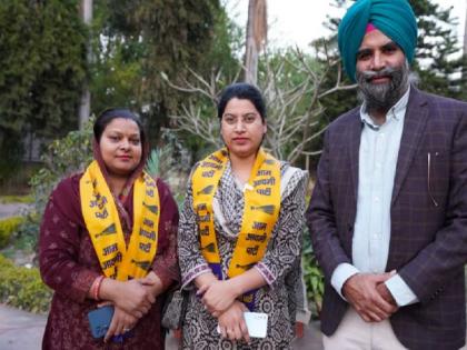 Two Chandigarh councillors return to AAP within weeks of joining BJP | 21 दिवसानंतर घरवापसी! भाजपामध्ये सामील झालेल्या 2 नगरसेविकांचा पुन्हा आपमध्ये प्रवेश