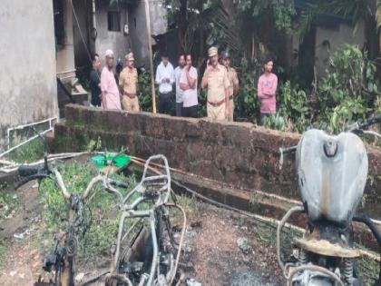 Two wheelers burnt by unidentified persons in Ratnagiri at midnight | रत्नागिरीत मध्यरात्री अज्ञातांनी जाळल्या दुचाकी Two wheelers burnt by unidentified persons in Ratnagiri at midnight | रत्नागिरीत मध्यरात्री अज्ञातांनी जाळल्या दुचाकी