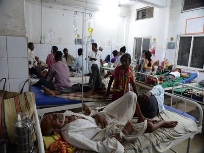 Two patients on the same bed in Jalgaon District Hospital | जळगाव जिल्हा रुग्णालयात एकाच खाटेवर दोन रुग्ण