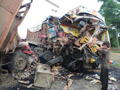 Two trucks full of collision hit | कोळशाने भरलेल्या दोन ट्रकची महामार्गावर समोरासमोर धडक, दोघं चालक ठार