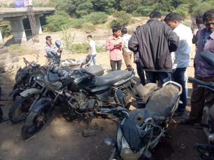 Around 10 bikes were found in the well near the summit | कळस येथील विहीरीत आढळल्या तब्बल १० दुचाकी