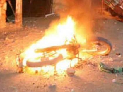 The neighbor's two-wheeler was set on fire in a fit of rage as he was not given a lift, Incidents in Satara | लिफ्ट दिली नाही म्हणून रागाच्या भरात शेजाऱ्याची दुचाकीच पेटवली, एकावर गुन्हा दाखल