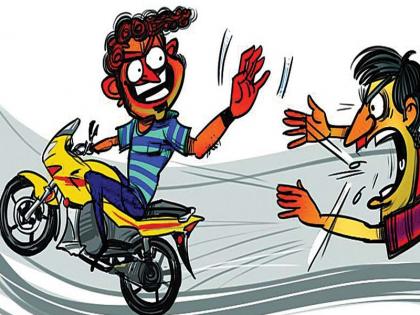 attempted murder with a hammer police also handcuffed the accused changed bike number plate | हातोड्याने वार करुन खूनाचा प्रयत्न; नंबर प्लेटमध्ये खाडाखोड केल्यानंतरही पोलिसांनी आरोपीला ठोकल्या बेड्या