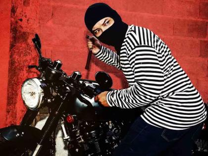 A staunch two-wheeler thief behind bars; Confession of five two-wheeler thefts in two districts | अट्टल दुचाकी चोरटा गजाआड; दोन जिल्ह्यातील पाच दुचाकी चोरीची कबुली