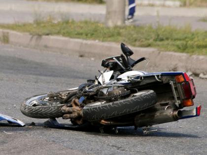 Two-wheelers collide head-on in Nashik; Youth killed; Both Nigerian serious | नाशिकमध्ये दुचाकींची समोरासमोर धडक; युवक ठार; दोघे नायजेरियन गंभीर