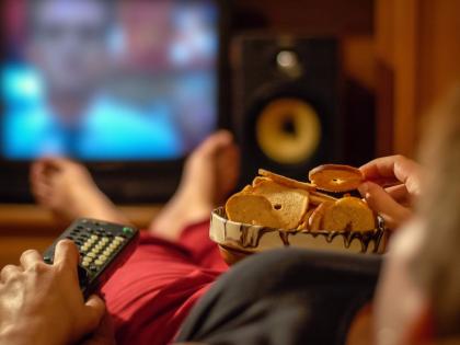 If your kids are eating and watching TV then it is good to health | तुमची मुलं टिव्ही बघून जेवत असतील तर 'हे' नक्की वाचा, रिसर्च... 