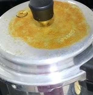 कुकरमधून पाणी फसफसून बाहेर येतं? ७ ट्रिक्स, कुकर खराब न होता पदार्थ चटकन शिजेल