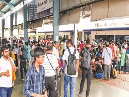 Crowds at railway stations as Mumbaikars who had arrived in their hometowns for Ganeshotsav start returning | सुट्ट्या संपल्या; पाऊले चालती परतीची वाट; सर्वच रेल्वे स्थानकांवर मुंबईकरांची तुफान गर्दी Crowds at railway stations as Mumbaikars who had arrived in their hometowns for Ganeshotsav start returning | सुट्ट्या संपल्या; पाऊले चालती परतीची वाट; सर्वच रेल्वे स्थानकांवर मुंबईकरांची तुफान गर्दी