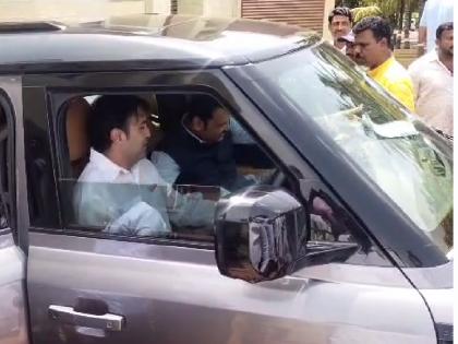 Dr. Atul Bhosle made Deputy Chief Minister Devendra Fadnavis the car drive, there was a lively discussion among the workers | डॉ. अतुल भोसलेंनी केले उपमुख्यमंत्री देवेंद्र फडणवीस यांचे सारथ्य, कार्यकर्त्यांच्यात रंगली चर्चा