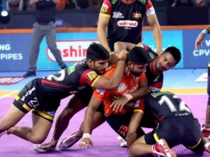 u mumba beat bengaluru bulls in pro kabaddi opening match | प्रो कबड्डी लीग: यू मुंबाचा विजयी ‘अभिषेक’; यजमान बंगळुरू बुल्सला पराभवाचा दे धक्का!