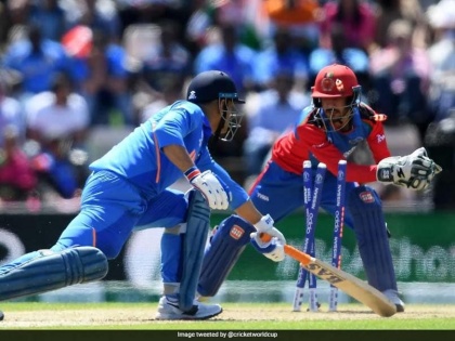 India vs West Indies: Mahendra Singh Dhoni has survived the stumping for the third time | India vs West Indies : महेंद्रसिंग धोनी तिसऱ्यांदा स्टम्पिंग होताना वाचला, होपने दिले जीवदान