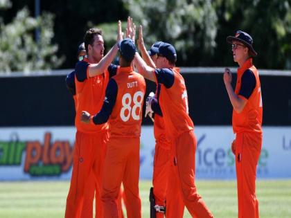 UAE vs NED Netherlands beat UAE by 3 wickets to get their first win in T20 World Cup  | UAE vs NED : अखेरच्या षटकापर्यंत रंगलेल्या सामन्यात नेदरलॅंडने मारली बाजी, यूएईची झुंज अयशस्वी