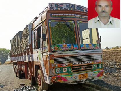 A two-wheeler farmer carrying vegetable crushed by truck in Osmanabad | भाजीपाला विक्रीस नेणाऱ्या दुचाकीस्वार शेतकऱ्यास भरधाव ट्रकने चिरडले