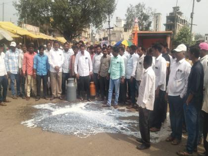 A protest by pouring milk on the streets in Umbraj to demand better price for milk | Satara: दरासाठी रस्त्यावर दूध ओतून आंदोलन, जोरदार घोषणाबाजी 