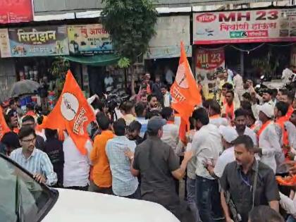 Raj Thackeray convoy was blocked by Uddhav Thackeray party workers shouting 'One Maratha, Lakh Maratha' slogans at Beed | 'एक मराठा, लाख मराठा' घोषणा देत उद्धव ठाकरेंच्या कार्यकर्त्यांनी अडवला राज ठाकरेंचा ताफा