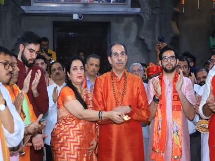 The family along with Uddhav Thackeray took darshan in the Kalaram temple wearing Rudraksh mal | गळ्यात रुद्राक्ष माळ घालत उद्धव ठाकरेंसह कुटुंबानं घेतले काळाराम मंदिरात दर्शन