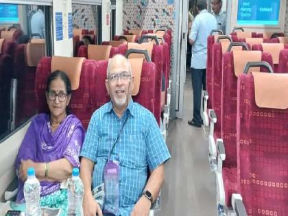 Uday Baedus, a railway enthusiast from Ratnagiri, welcomed the passengers of the first round of the 23rd new trains on the Konkan route | रत्नागिरीतील हौशी रेल्वेप्रेमी; २३ व्या नव्या गाड्यांच्या पहिल्या फेरीचे 'ते' एकमेव मानकरी