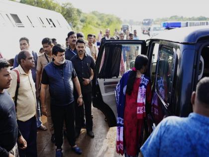 Ratnagiri-Vasai bus accident, Guardian Minister Uday Samant rushed to help | रत्नागिरी-वसई बसला अपघात, पालकमंत्री उदय सामंत धावले मदतीला