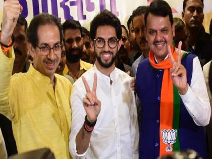 uddhav thackeray on devendra fadnavis said he will make aditya thackeray cm lok sabha election 2024 maharashtra | "फडणवीस म्हणाले होते, आदित्य ठाकरेंना 'मुख्यमंत्री' म्हणून 'घडवेन' अन् दिल्लीला जाईन"; उद्धव ठाकरेंचा गौप्यस्फोट