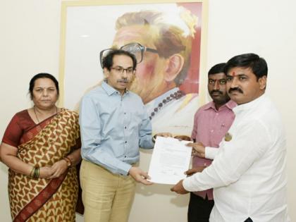 uddhav thackeray met the father of kopardi victim | शिवसेना पक्षप्रमुख उद्धव ठाकरे यांनी घेतली कोपर्डी घटनेतील पीडितेच्या वडिलांची भेट