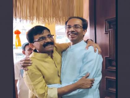 uddhav thackeray reached sanjay raut house with rashmi thackeray know about what is the exact reason | रश्मी वहिनींसह उद्धव ठाकरे पोहोचले संजय राऊतांच्या घरी; नेमके कारण काय? चर्चांना उधाण
