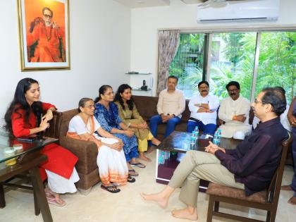 Uddhav Thackeray: Uddhav Thackeray met Sanjay Raut's family, said reassuringly, 'Shiv Sena and I...' | Uddhav Thackeray: उद्धव ठाकरेंनी घेतली संजय राऊत यांच्या कुटुंबीयांची भेट, धीर देत म्हणाले, ‘शिवसेना आणि मी…’