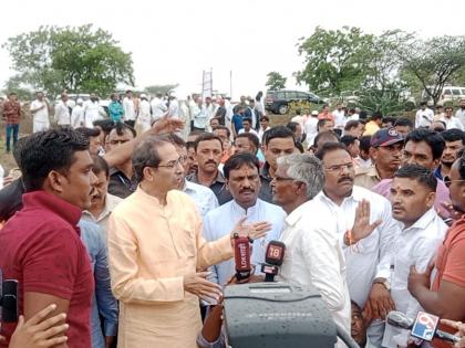 'Don't worry, I'm with you'; Uddhav Thackeray's interaction with farmers in Sangamner taluka | 'काळजी करू नका, मी तुमच्यासोबत आहे'; उद्धव ठाकरेंचा संगमनेर तालुक्यात शेतकऱ्यांशी संवाद 