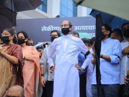 uddhav thackeray slams mahayuti govt over badlapur school case protest at shiv sena bhavan in heavy rain | भर पावसात काळ्या फिती लावून ठाकरे कुटुंब आंदोलनात; उद्धव ठाकरेंची महायुतीवर बोचरी टीका