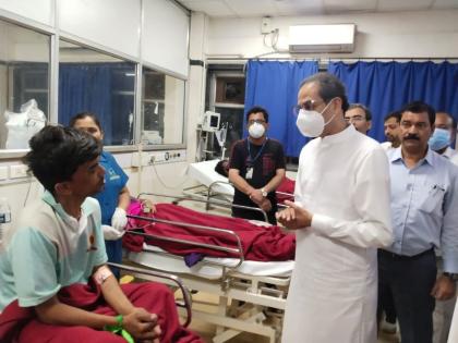 Former CM Uddhav Thackeray met the members who are undergoing treatment at MGM Hospital in Kamothe. | मृतांचा आकडा लपवला जातोय, अजित पवारांचा आरोप; उद्धव ठाकरेंसह घेतली श्री सदस्यांची भेट