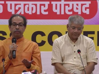 BJP leader Atul Bhatkhalkar has criticized former Chief Minister Uddhav Thackeray. | उद्धव ठाकरे- प्रकाश आंबेडकरांची पत्रकार परिषद; दोघांमागील 'तो' बॅनर अन् भाजपाची टीका