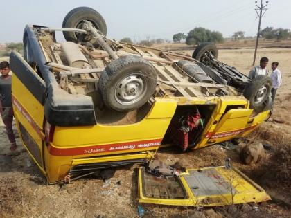 College students killed on the spot in school bus accident | लिफ्ट घेणे बेतले जीवावर; स्कुल बसच्या अपघातात महाविद्यालयीन तरूणी जागीच ठार