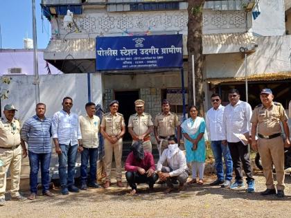 10 tolas of gold recovered from burglary; Two thieves arrested, Udgir rural police action | घरफोडीमधील १० तोळे सोने जप्त; दोन चोरट्यांना अटक, उदगीर ग्रामीण पोलिसांची कारवाई