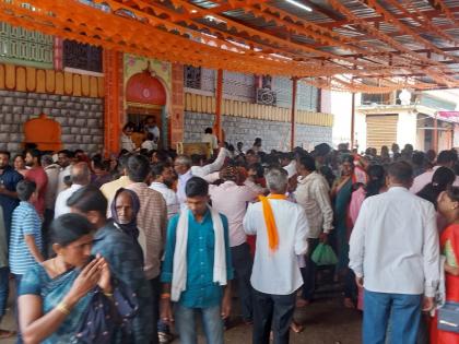 Vitthal Vitthal Jai Hari, Samarth Dhondutatya Maharaj Ki Jai; crowd for seeing devotees on the occasion of Ashadhi Yatra  | जय हरी विठ्ठल, समर्थ धोंडूतात्या महाराज की जय; आषाढी यात्रेनिमित्त भाविकांची दर्शनासाठी रिघ