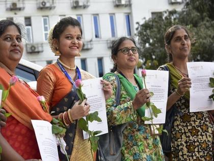 Welcome to the ministry with flower of rose, rejoice with the letter of the Chief Minister uddhav thackarey in front of women days | गुलाब-पुष्प देऊन मंत्रालयात स्वागत, मुख्यमंत्र्यांच्या शुभेच्छा पत्राने महिलांना आनंद