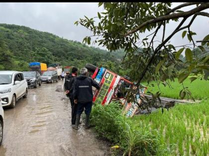 Truck overturned on Malshej Ghat road; Fortunately there were no casualties, traffic was completely disrupted | माळशेज घाट मार्गावर ट्रक पलटी; सुदैवाने जीवितहानी नाही, वाहतूक पूर्णपणे विस्कळीत