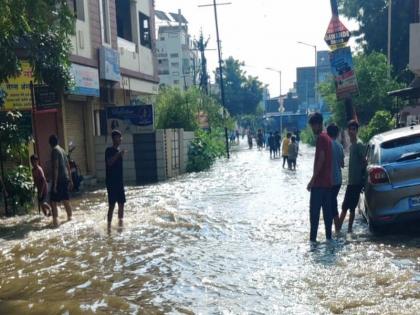 Ambazari Lake overflows, roads become rivers, water in settlements; The youth was washed away in the flood in Besa area | अंबाझरी तलाव ओव्हरफ्लो , रस्ते बनले नद्या, वस्त्यात पाणीच पाणी; बेसा भागात युवक पुरात वाहून गेला