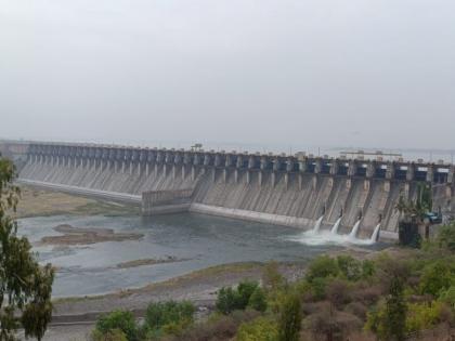 Good news for Solapur citizens Relief from water scarcity start of releasing water from Ujani | सोलापूरकरांसाठी आनंदाची बातमी; पाणीटंचाई पासून मुक्तता, उजनीतून पाणी सोडण्यास सुरुवात