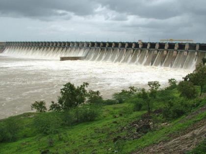 Water from Ujani dam for Solapur Discharge started at 6000 cusecs pune latest news | Ujani Dam | सोलापूरसाठी उजनीतून पाणी..! ६००० क्यूसेक वेगाने विसर्ग सुरू