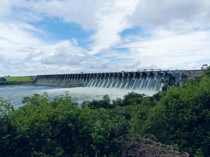 pune news Discharge from Ujani Dam into the riverbed reduced by half Governments appeal to riverside villages to remain vigilant remains | उजनी धरणातून नदीपात्रात होणारा विसर्ग निम्म्याने कमी