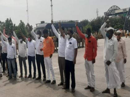 Stop the road on the farmers' road in Indapur, on the Pune-Solapur National Highway over the water problem of Ujani! | उजनीच्या पाणी प्रश्नावरून इंदापूरात शेतकरी रस्त्यावर, पुणे सोलापूर राष्ट्रीय महामार्गावर रास्ता रोको!