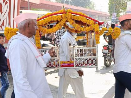 Rashtrasant Shri Tukdoji Maharaj Sahitya Sammelan started with Granthdindi | ग्रंथदिंडीने राष्ट्रसंत श्री तुकडोजी महाराज साहित्य संमेलनाला सुरुवात