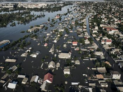 thousands of houses drowned in the water of the destroyed dam in russia ukraine war | युक्रेनमध्ये उद्ध्वस्त धरणातील पाण्यात बुडाली हजारो घरे...