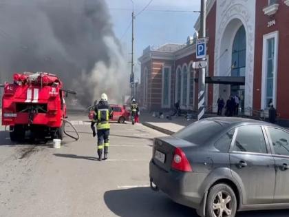 ukraine war two rockets strike train station in east ukraine used for evacuations | रशियाने पूर्व युक्रेनमधील रेल्वे स्टेशनवर रॉकेट डागले; 30 जणांचा मृत्यू तर 100 हून अधिक जखमी