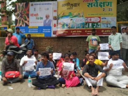 Protest in front of Ulhasnagar Municipal Corporation; | उल्हासनगर महापालिकेसमोर ठिय्या आंदोलन; कंत्राटी कामगारांचे उपोषण