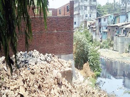 Great constructions in the river Vadoduni; The possibility of tinking water in the rainy season | वालधुनी नदीपात्रात चक्क बांधकामे; पावसाळ्यात पाणी तुंबण्याची शक्यता