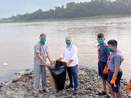 On the occasion of World River Day, cleaning campaign of Ulhas river area | जागतिक नदी दिनानिमित्त उल्हास नदीच्या परिसराची स्वच्छता मोहीम