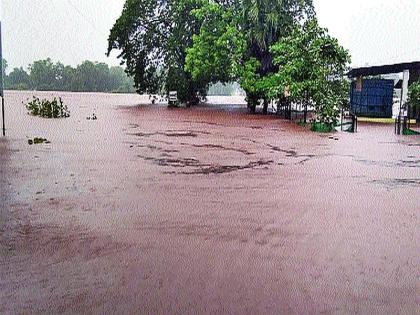 Ulhas, the Chilhar rivers began to flow; The contact with the villages was disconnected due to water passing through the bridge | उल्हास, चिल्हार नद्या दुथडी भरून वाहू लागल्या; पुलावरून पाणी गेल्याने गावांचा संपर्क तुटला