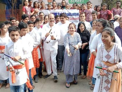 Thousands of people on the streets on the occasion of Happy Street in Ulhasnagar, organized by Amdar Ailani | उल्हासनगरात हॅपी स्ट्रीटच्या निमित्ताने हजारो जण रस्त्यावर, आमदार आयलानी यांचे आयोजन