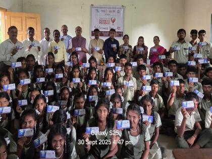 Distribution of study apps to students of New English School | न्यू इंग्लिश शाळेतील विध्यार्थ्यांना स्टडी अँपचे वितरण 