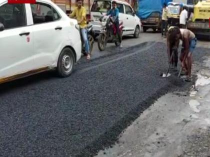 Road repair in Ulhasnagar in heavy rains roads were lit up before the arrival of the Union Minister anurag thakur | उल्हासनगरात भर पावसात रस्त्याची दुरुस्ती, केंद्रीय मंत्री येण्यापूर्वी रस्ते उजळले